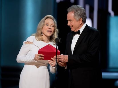 Faye Dunaway e Warren Beatty, durante a cerimônia de premiação do Oscar no Dolby Theatre, em Hollywood.