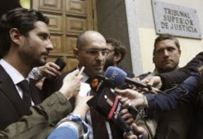 El magistrado Elpidio Jos&eacute; Silva (c) atiende a los medios acompa&ntilde;ado por su abogado, C&aacute;ndido Conde-Pumpido Varela (i) a su salida del Tribunal Superior de Justicia de Madrid. 