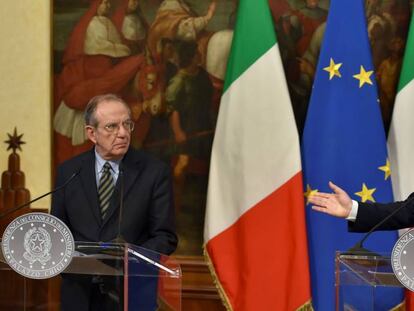 O primeiro-ministro demissionário da Itália, Matteo Renzi (à dir.), com seu ministro da Economia e possível sucessor, Pier Carlo Padoan (à esq.), em Roma, no mês passado.