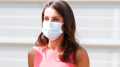 La reina Letizia, en una visita al diario El Heraldo de Aragón en en Villanueva de Gallego, Zaragoza, el 16 de septiembre de 2020.