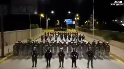 Officers of the Bolivarian National Guard guarding a statue of Hugo Chávez.