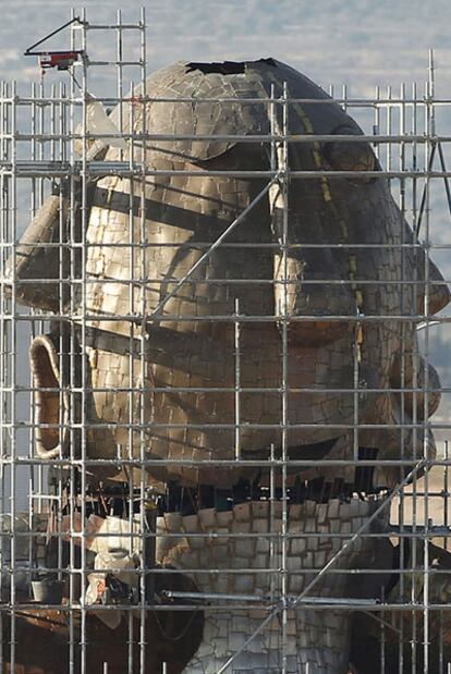 The mammoth sculpture by artist Juan Ripollés, currently being built at the entrance to Castellón airport.