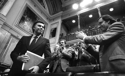 Felipe González, en 1982, tras ser proclamado presidente del Gobierno en el Congreso de los Diputados. 