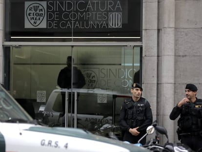 La Guàrdia Civil a la seu de l’Autoritat Catalana de la Competència.