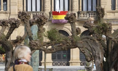 La bandera república luce en la balconada principal del Ayuntamiento de San Sebastián.
