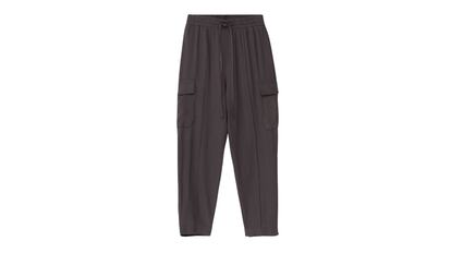 Pantalón jogger cargo gris para mujer de Lefties, con cintura elástica y cordón regulable. Ideal para un look groutfit sport.