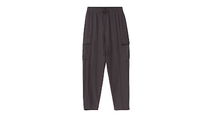 Pantalón jogger cargo gris para mujer de Lefties, con cintura elástica y cordón regulable. Ideal para un look groutfit sport.