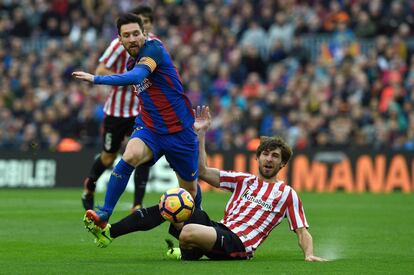 Lionel Messi se lleva el balón ante la oposición del defensa del Athletic de Bilbao, Yeray Álvarez, 