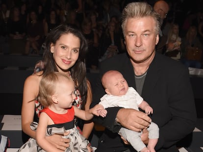 Alec Baldwin e Hilaria Thomas con sus hijos Carmen y Rafael, en la semana de la moda de Nueva York en 2016.