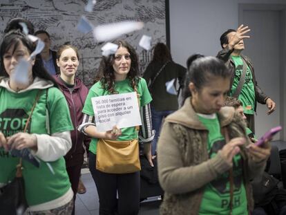 Protesta de la PAH en el Consorcio de Vivienda de Barcelona, este miércoles.