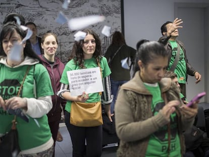 Protesta de la PAH en el Consorcio de Vivienda de Barcelona, este miércoles.