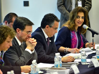 María Elena Pérez-Jaén Zermeño (derecha), en una reunión del Instituto Federal de Acceso a la Información en 2012.
