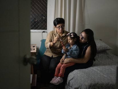 Carmen Arriola y Natalia Vega con su hija en Lima (Perú).