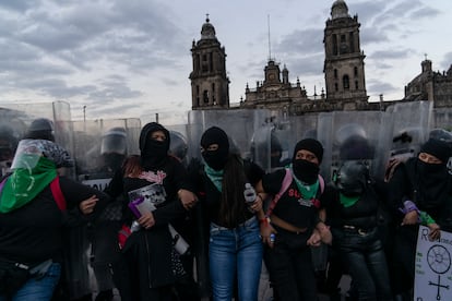 Manifestantes frente a la policía en la plaza del Zócalo capitalino.