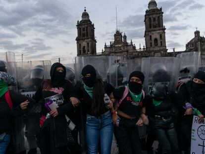 Manifestantes frente a la policía en la plaza del Zócalo capitalino.
