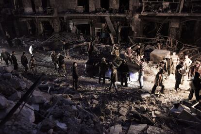 Ciudadanos sirios se abren camino a través de los escombros después del impacto del misil.