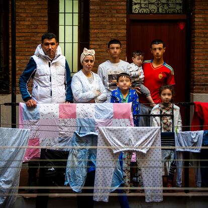 DVD 1237. Madrid, 27/10/2024. Entrevista con una familia que iba a ser desahuciada y el Constitucional lo ha parado. EN la foto la pareja Abdelaziz y Fatima con sus hijos Abdelhalim, Yahya, Imran, Lina y Ammier.  (Foto: JUAN BARBOSA)