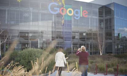 Dos personas, delante de la sede de Google en Mountain View (California) en diciembre de 2016.