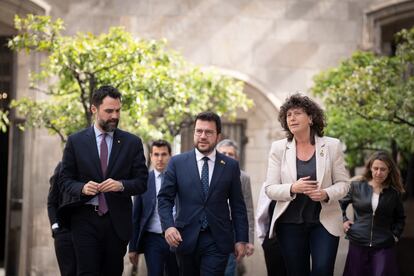 El president Pere Aragonpes, acompañado de los consejeros Roger Torrent (Empresa) y Teresa Jordà (Acció Climàtica), el viernes, antes de entrar en la cumbre contra la sequía. DAVID ZORRAKINO (EUROPA PRESS).