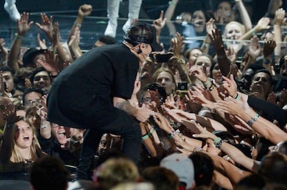 Justin Bieber durante su actuación sobre el escenario.