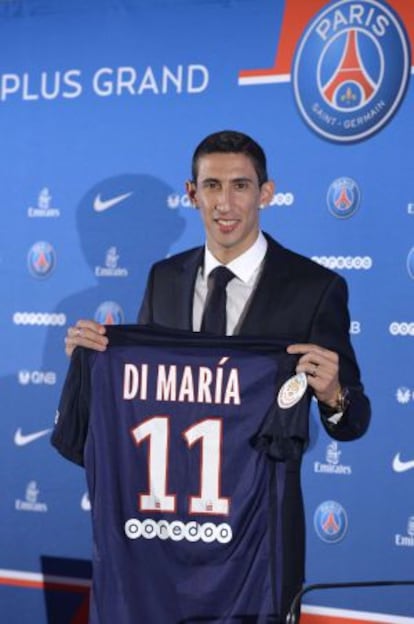 Di María posa con la camiseta del PSG durante su presentación.