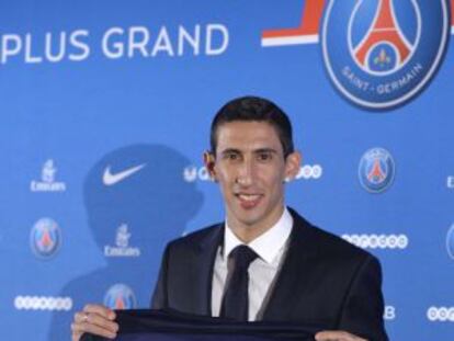 Di María posa con la camiseta del PSG durante su presentación.