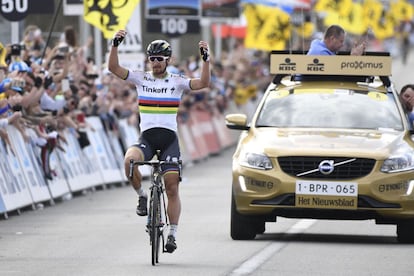 La llegada en solitario de Peter Sagan. Atacó cuando faltaban 30 km a meta, dejó clavado a Vanmarcke en el último muro, y recorrió solo los últimos 15 kilómetros. 