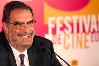 El productor y director de la Academia de Cine, Enrique González Macho, en un momento de la rueda de prensa de la presentación del homenaje que él mismo recibe durante la séptima edición del Sevilla Festival de Cine Europeo, SEFF'11, que tiene lugar en el Casino de la Exposición en la capital andaluza.