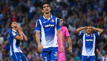 Los jugadores del Espanyol se lamentan por uno de los goles fallados.
