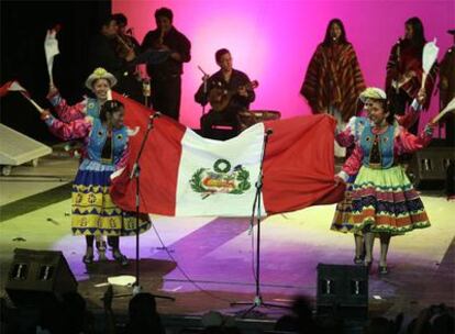 Actuación de un grupo de folclor peruano en el Parque de Atracciones.