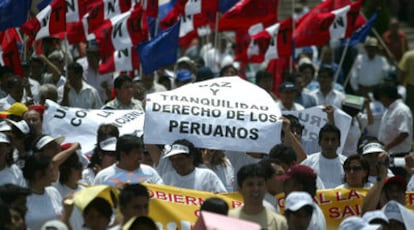 Miles de manifestantes marchan ayer por las calles de Trujillo para reclamar más seguridad en la tercera mayor ciudad de Perú.