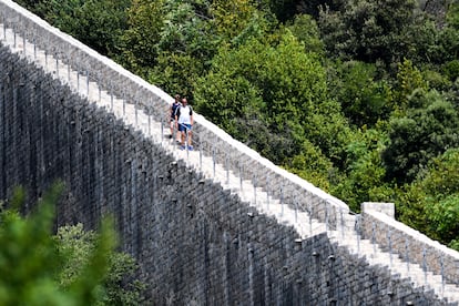 Turistas caminan a lo largo de las murallas de Ston.