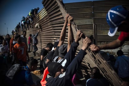 Un centenar de migrantes intentaron saltar la valla fronteriza que separa México de EE UU.
