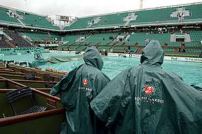 La pista de Roland Garros, cubierta con una lona para reservarla de la lluvia que ayer obligó a suspender la jornada.