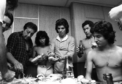 Foto tomada durante el descanso de la grabación del disco de Camarón 'La leyenda del tiempo' en el estudio discográfico de Philips en 1979. El cantaor es el tercero por la derecha. Tomatito es el primero por la derecha y Raimundo Amador el cuarto por la derecha.