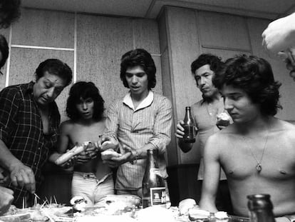 Foto tomada durante el descanso de la grabación del disco de Camarón 'La leyenda del tiempo' en el estudio discográfico de Philips en 1979. El cantaor es el tercero por la derecha. El primero por la derecha es Tomatito y el cuarto por la derecha es Raimundo Amador.