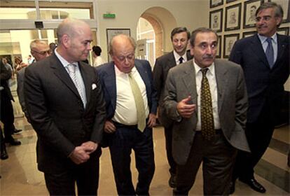 Jordi Pujol, entre Fernando Villalonga y Eliseu Climent, ayer en la Cámara de Castellón.