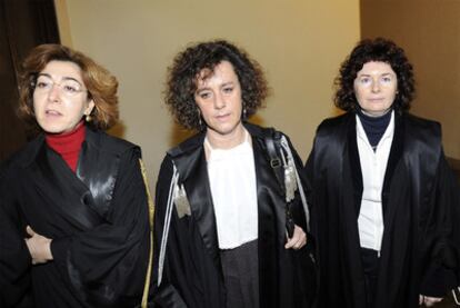 De izquierda a derecha, Carmen D'Elia, Giulia Turri y Orsolina de Cristofaro, las magistradas que juzgarán a Berlusconi, ayer en el Palacio de Justicia de Milán.