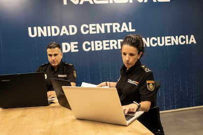Los inspectores Virginia y Óscar, jefes de grupo de la unidad de Redes de la Brigada Central de Investigación Tecnológica de la Policía Nacional.