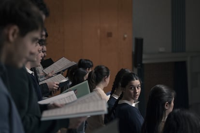 Blanca Soroa, abajo, en el coro del colegio de 'Los domingos', de Alauda Ruiz de Azúa.