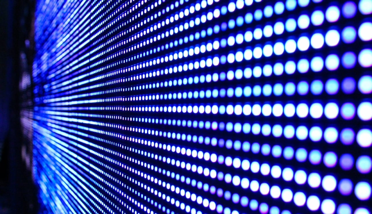 Así es el curioso televisor hecho con tiras LED que gira a 1.500 revoluciones por minuto