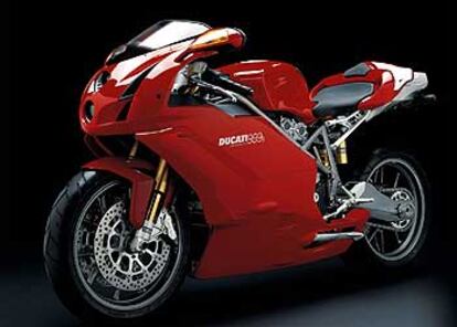 La imagen de la Ducati 999 S muestra una aerodinámica muy elaborada.