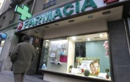 Una farmacia situada en la madrile&ntilde;a calle de R&iacute;os Rosas. EFE/Archivo