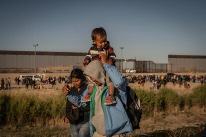 Los migrantes aseguran que ya han esperado en México demasiado tiempo y que su paciencia se ha agotado. En la imagen, una familia camina junto al Río Bravo en Ciudad Juárez. 