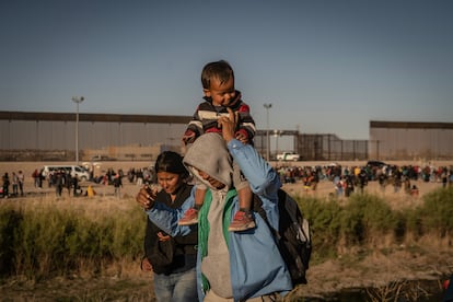 Una familia de migrantes camina junto al Río Bravo, en Ciudad Juárez (México).