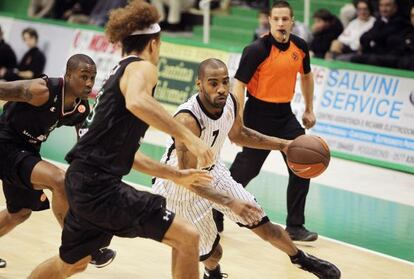 Aaron Jackson lucha contra Shaun Stonerook.