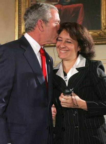 Bush besa a una refugiada cubana tras su discurso sobre la isla.