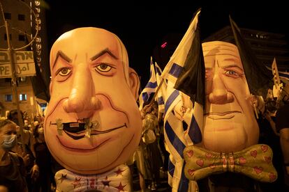 Manifestación anticorrupción con máscaras de Netanyahu, el sábado en Jerusalén.