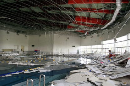 Estado en el que quedó la piscina cubierta tras el terremoto de 7,2 grados que hirió a decenas de personas.