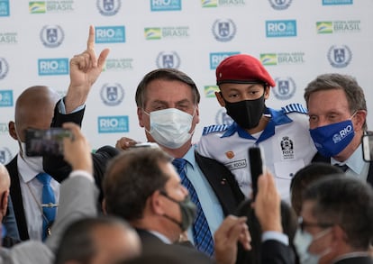 Crivella (à direita) ao lado de Jair Bolsonaro, durante inauguração de escola cívico-militar no Rio de Janeiro